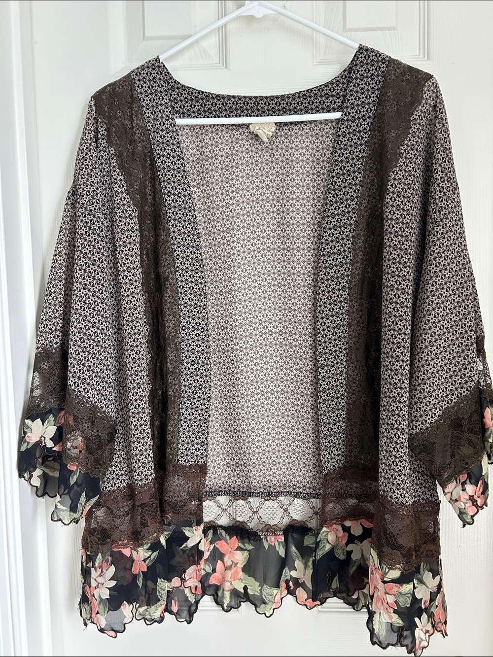 ⚜️ BKE Brown and Black Floral Lace-Trim Kimono